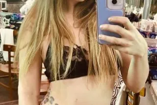Ms. Pretty Pussy back in town ... - Image 1