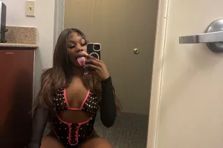 5'5 Slim & Pettie Nympho freak😻THROAT GOAT 💦COME SLUT MY OUT DADDY😻 - Image 1