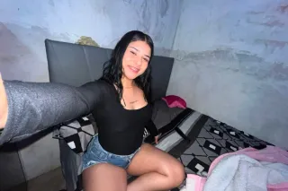 estoy nueva estoy de turista escrbeme sexo rico papi - Image 1