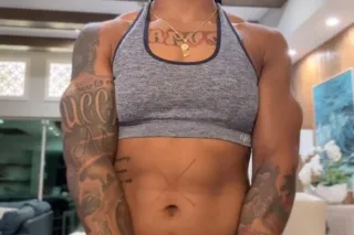 Strong bisexual woman 💪🏾💪🏾👅🫦 -... - Image 1