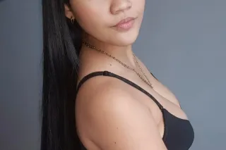 Bella mujer recien llegada ala... - Image 1