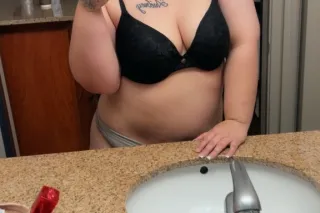 Thic Latina Available - 25 - Image 2