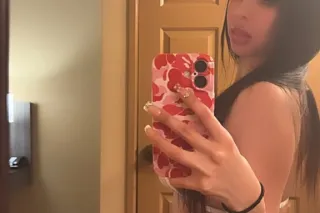 Petite latina mama back in tow... - Image 3