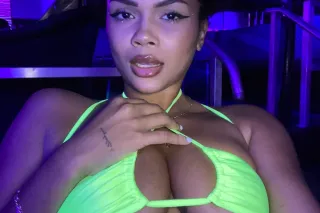 A REAL Bombshell Baddie! I VID... - Image 1