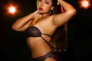 Naomi - 2 Girls - Image 3
