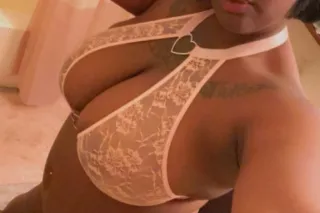 PRETTY BROWN ROUND 🍫CUMM AND SEE A REAL ONE - Image 1