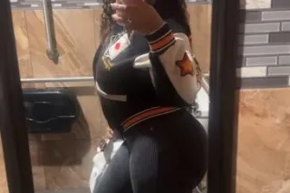 The thick and pretty head goat... - Image 3