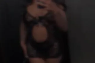 Young, captivating , and dimin... - Image 1