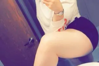 Phat Bootyy 👅💦💦 Taste My Holes... - Image 1