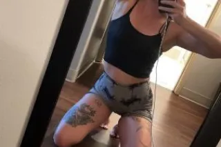 local brunette hottie - 27 - Image 4