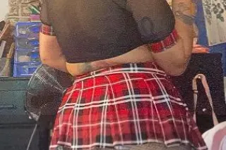 Hot babe visiting for a short ... - Image 1