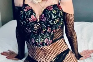 White American Female Mature Sexy - Image 7