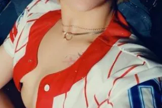 Sexy Babe Ready to Meet & Treat - Image 5