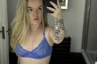 ME 3𝐟𝐨𝐨𝐭 9 𝐢𝐧𝐜𝐡 𝐬𝐡𝐨𝐫𝐭𝐲 𝐆𝐢𝐫𝐥 i ... - Image 1