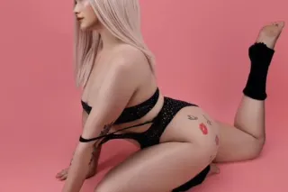 Sexy, tall exotic babe here to... - Image 2