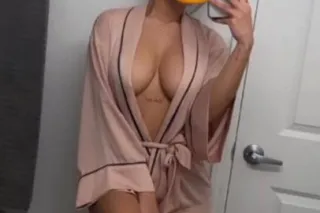 💕Horny Woman 💕 💚Curvyy Ass And... - Image 2