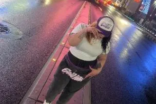 LADY IN RED 🌹🥀 pink pussy .. f... - Image 2