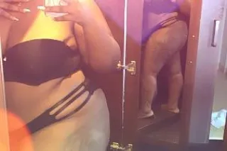 Come rub this thick😍 soft 🤤 juicy ass💋 - Image 5