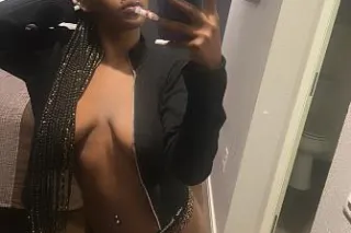 4'11 peite smell good n ready ... - Image 4