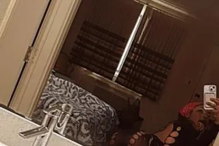 4'11 peite smell good n ready ... - Image 1