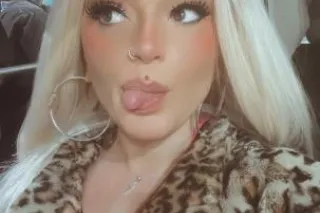 BLONDE BOMBSHELL WITH BUBBLE B... - Image 1