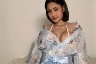 Your Busty Thai Goddess Sienna... - Image 1